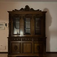 credenza  con vetrina e cristalleria