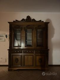 credenza  con vetrina e cristalleria