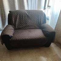 divano 2 posti finta pelle rovinato