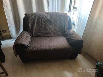 divano 2 posti finta pelle rovinato