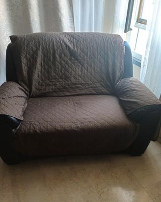 divano 2 posti finta pelle rovinato