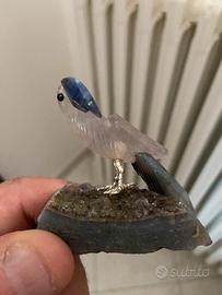 Scultura di uccello in pietra naturale.
