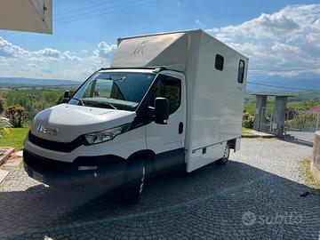 Veicolo trasporto cavalli