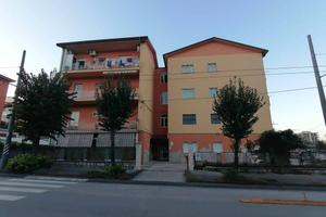 Appartamento di 90 m² con 3 locali e box auto a Av