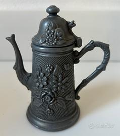 Teiera vintage decorativa in peltro cesellato