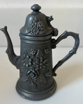 Teiera vintage decorativa in peltro cesellato