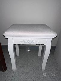 Sgabello imbottito bianco stile classico