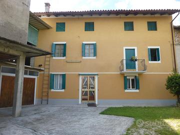 Casa in corte ampie pertinenze