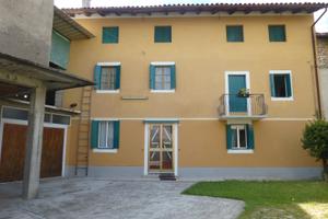 Casa in corte ampie pertinenze