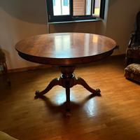 Splendido tavolo rotondo con lavorazioni