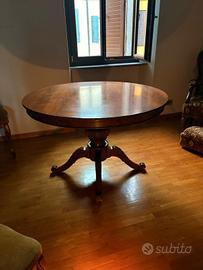 Splendido tavolo rotondo con lavorazioni