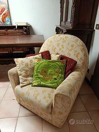 Poltrona imbottita con fantasia floreale