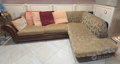 Divano compreso di tavolino