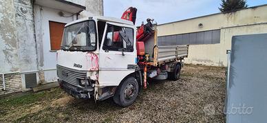 Iveco 145.17 CON GRU E CASSONE RIB