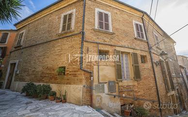 CASA SINGOLA SU DUE LIVELLI - MONSAMPOLO