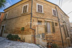 CASA SINGOLA SU DUE LIVELLI - MONSAMPOLO