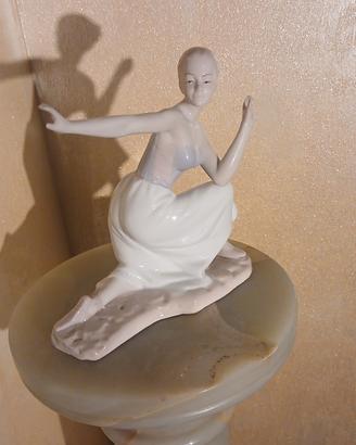 Spledida Statuina in Porcellana "Palais Royal" 