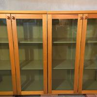 Mobile vetrina in legno con ante in vetro