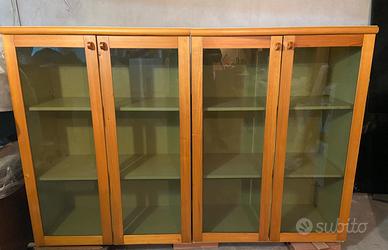 Mobile vetrina in legno con ante in vetro