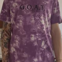 T-shirt viola tie-dye “G.O.A.T.”