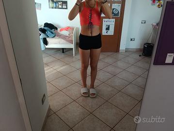 top ragazza con laccetti freddy