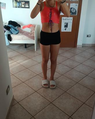 top ragazza con laccetti freddy