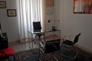 Stanza uso studio/ufficio spaziosa e arredata