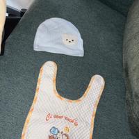 Cappellino di cotone e bavaglino neonato