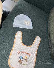 Cappellino di cotone e bavaglino neonato