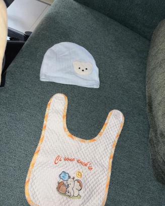 Cappellino di cotone e bavaglino neonato