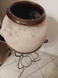 antico orcio in terraccotta con tre piedi 