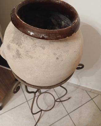 antico orcio in terraccotta con tre piedi 