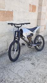 bici a forma di moto rarissima