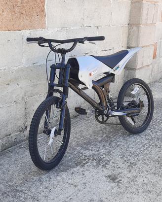 bici a forma di moto rarissima
