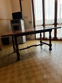 Tavolo in legno (con 4 sedie in omaggio)