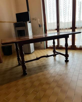Tavolo in legno (con 4 sedie in omaggio)