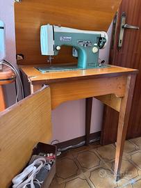 Macchina da cucire vintage con mobiletto
