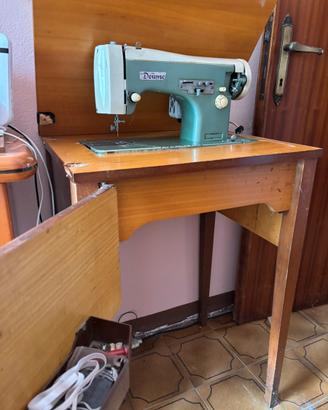 Macchina da cucire vintage con mobiletto
