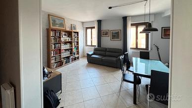 Indipendenza con garage corte e soffitta