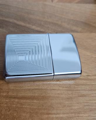 Zippo Classic High Polish Chrome – Geometric Patte