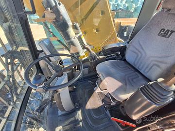 Caricatore gommato caterpillar m322d con polipo