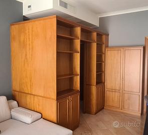 Mobile angolare in legno con portale scorrevole 