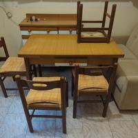 Tavolo da cucina con sedie