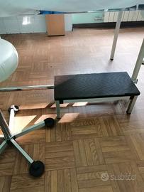 studio medico, lettino, sgabello, lampada al neon