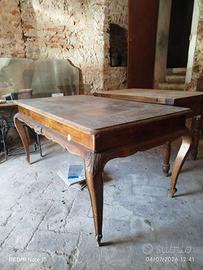 tavolo vintage in legno con gambe a sciabola