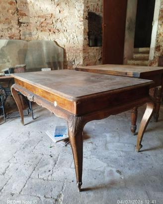 tavolo vintage in legno con gambe a sciabola