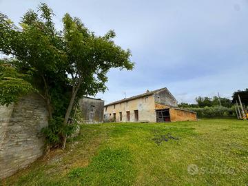 Rudere con terreno - Torre San Patrizio
