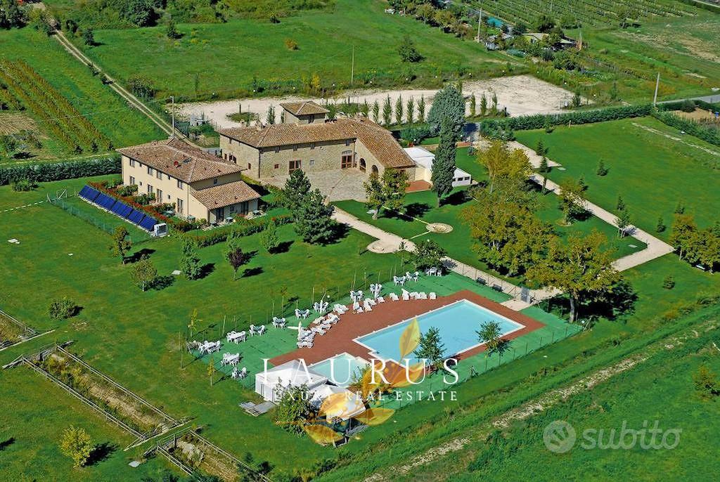 Rustico / Casale di 1000 m² con più di 5 locali a - Vista 2