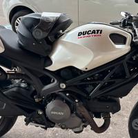 DUCATI MONSTER 696