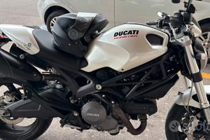 DUCATI MONSTER 696